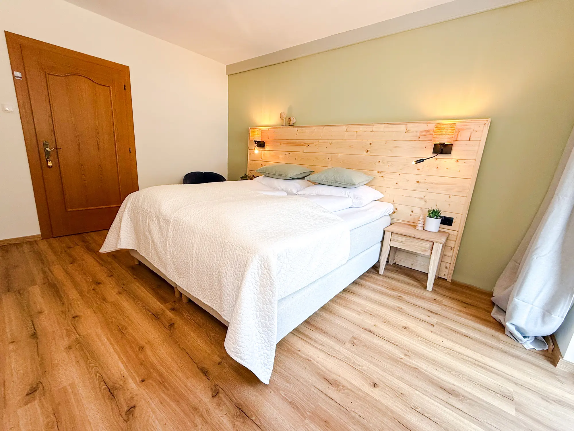 Slaapkamer van Eule met houten hoofdbord en boxspring 180×200