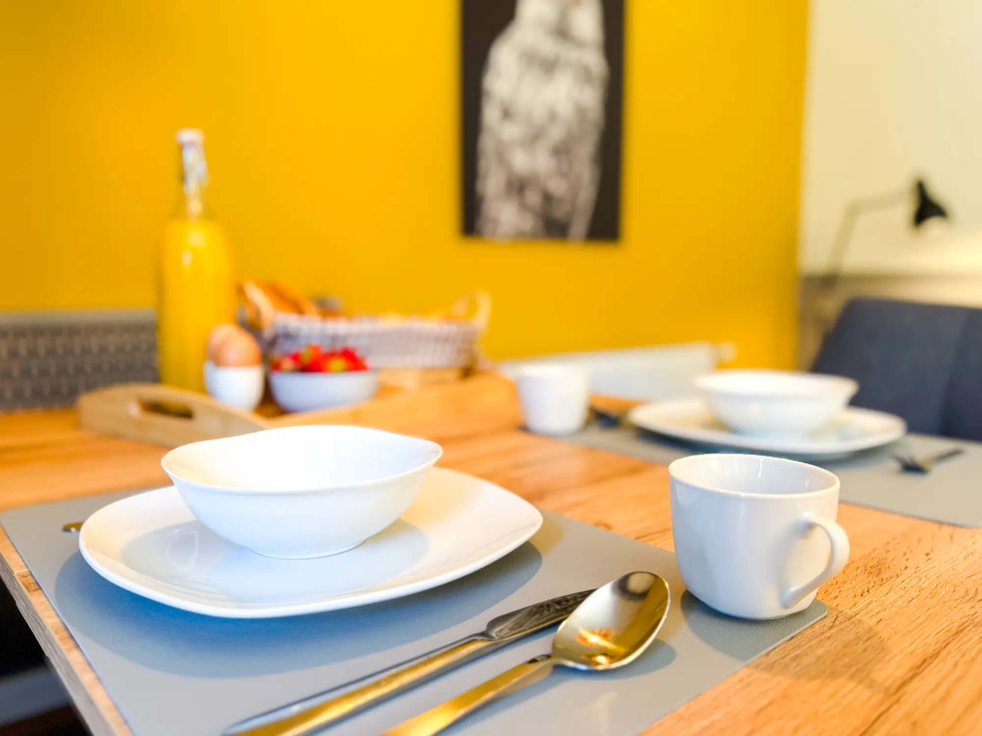 Gedekte ontbijttafel in de eethoek van Eule