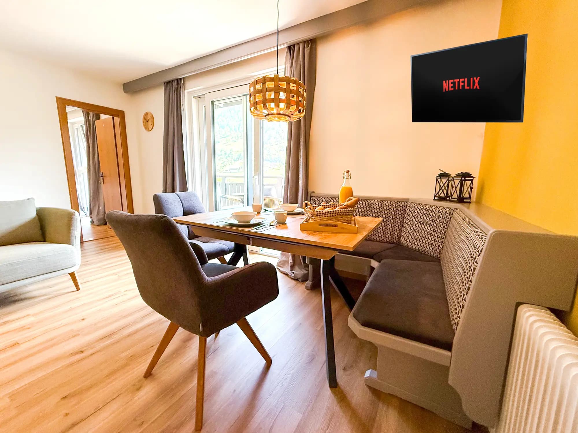 Eethoek van Eule met smart-tv