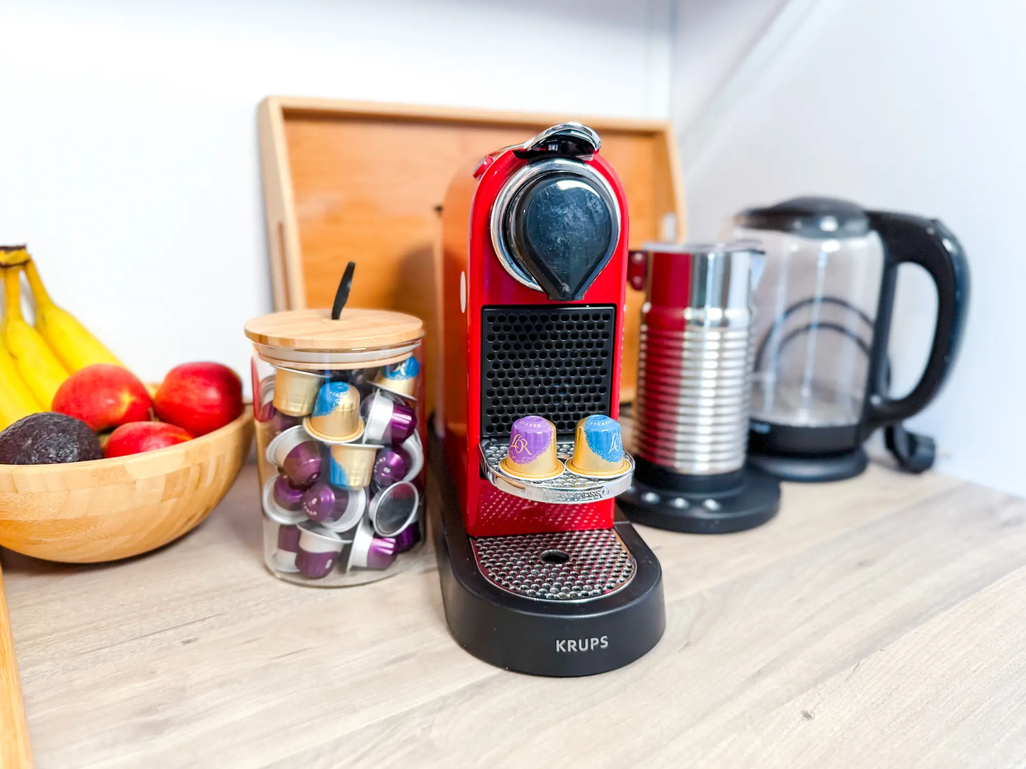 Nespresso-hoek met vers fruit in de keuken van Eule
