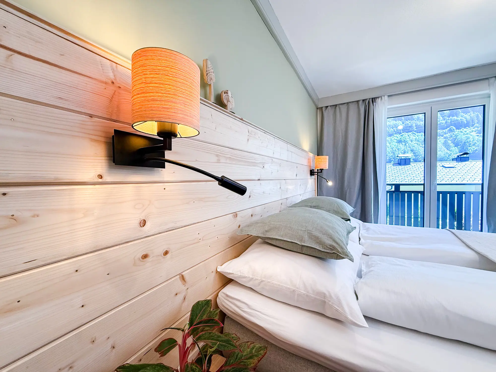 Slaapkamer met warme houten wand in Eule