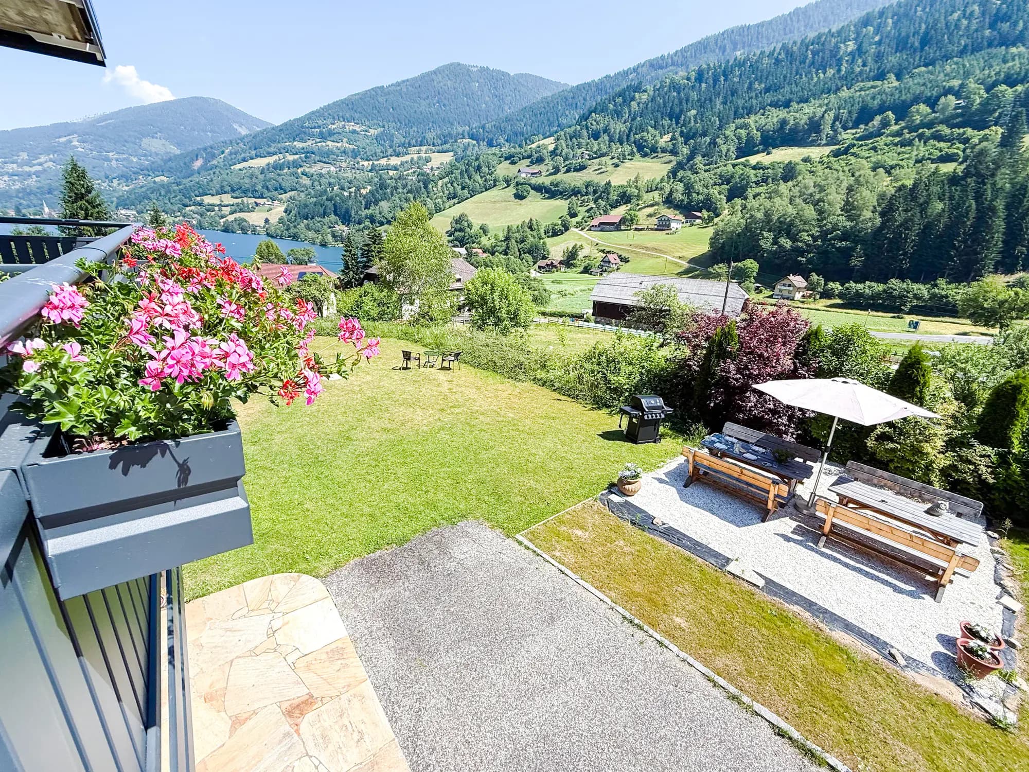 Uitzicht vanaf het balkon van Eule over de tuin en het dal