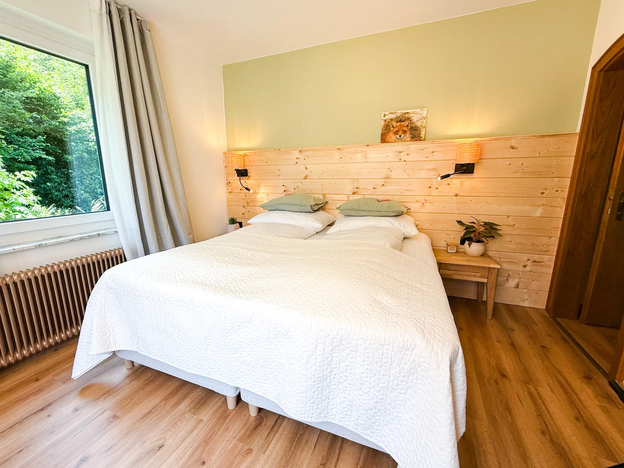 Slaapkamer van Fuchs met houten hoofdbord en boxspring