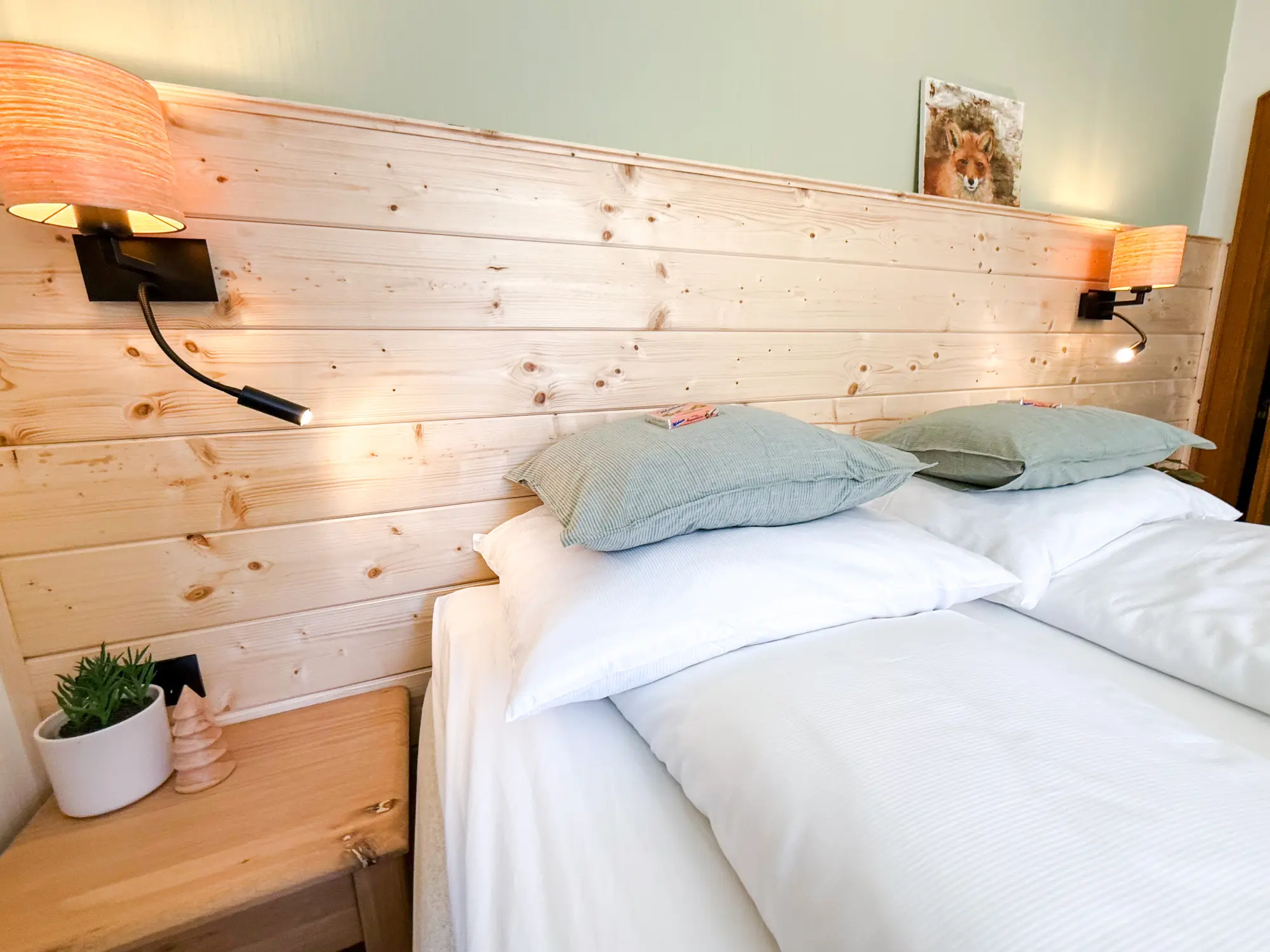 Detail van de slaapkamer met houten wand in Fuchs
