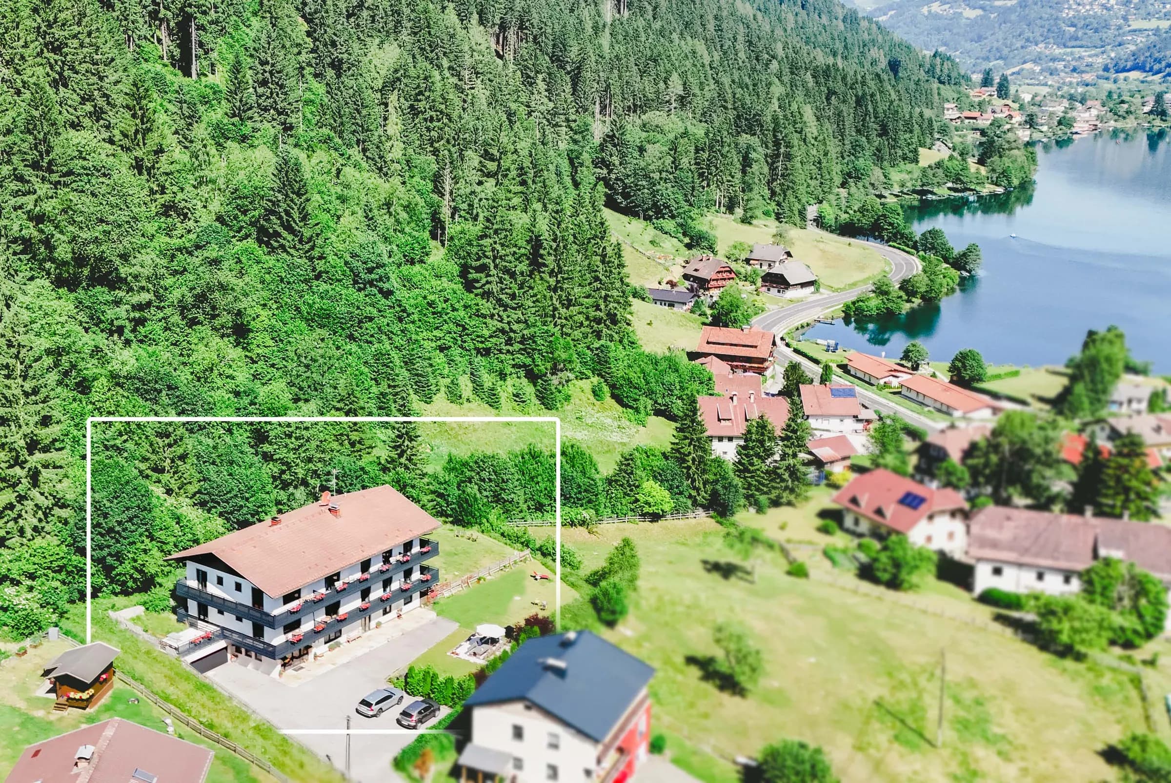 Luftaufnahme von Berghaus Seeblick am Brennsee, das Haus ist markiert
