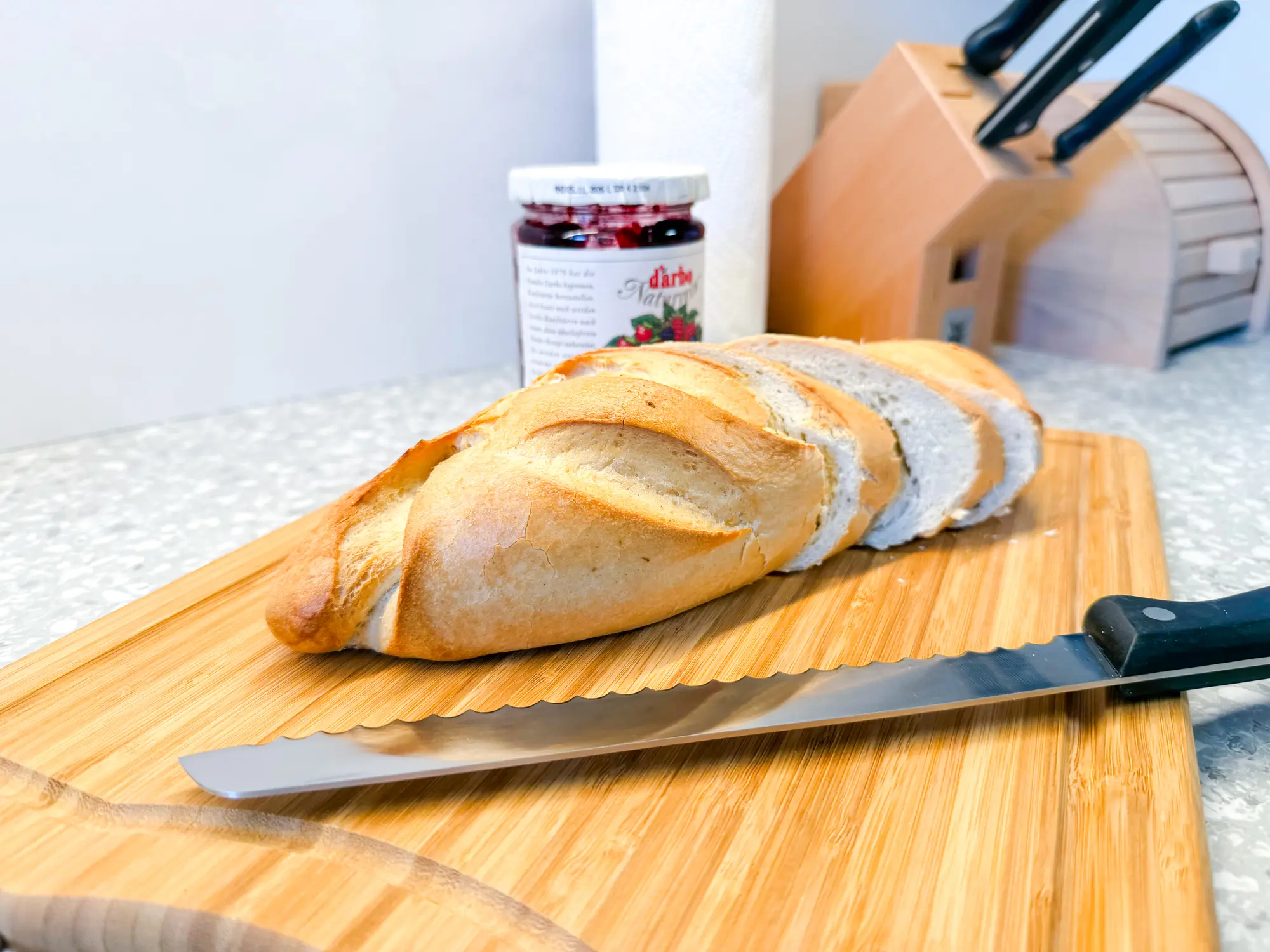 Frisches Brot auf dem Schneidbrett, geliefert vom Semmeldienst