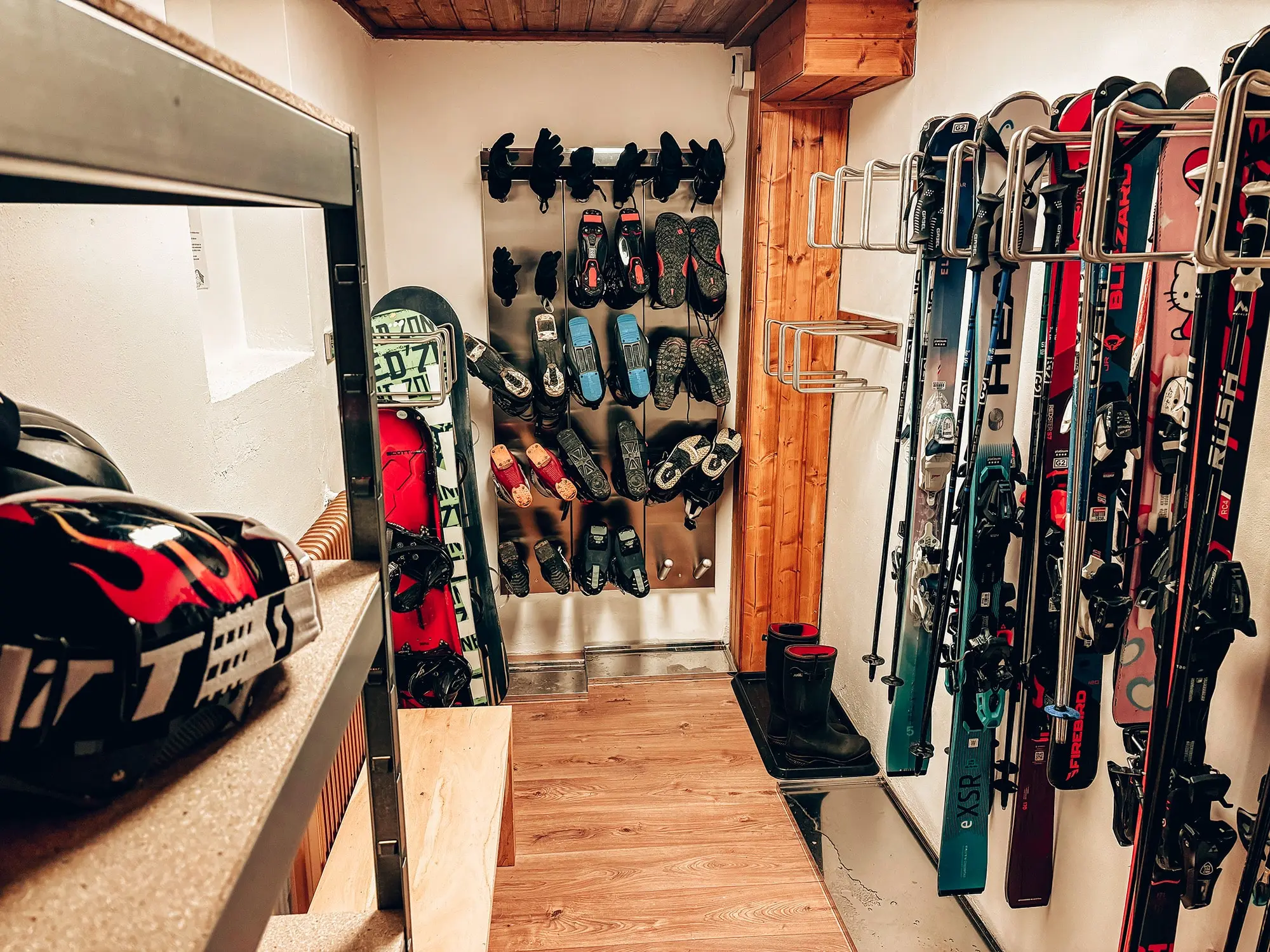 Beheizter Skiraum mit Ski- und Snowboardständern und Skischuhwärmer