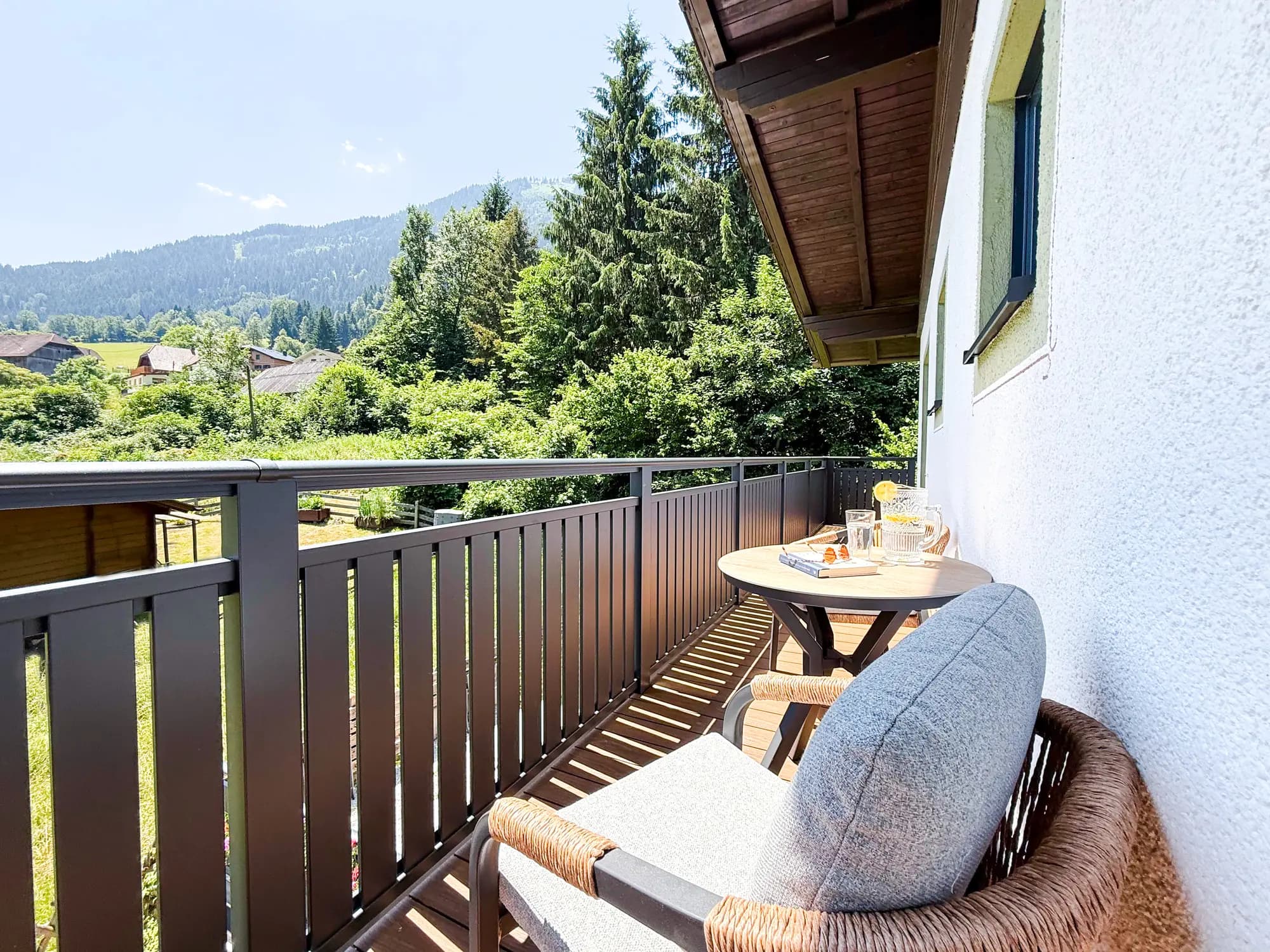 Zithoek op het 16 meter lange balkon van Steinbock