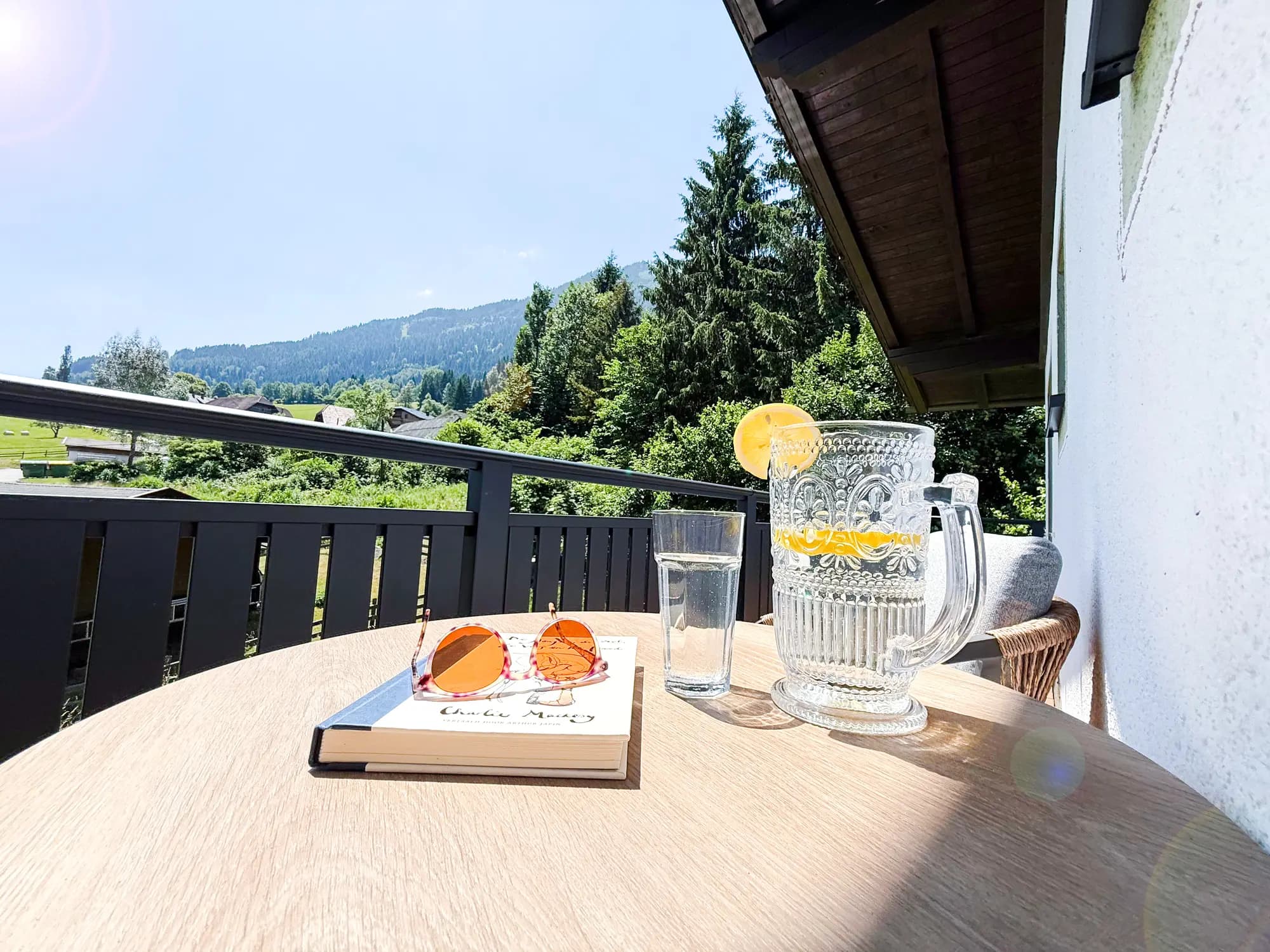 Balkontafel in de zon met uitzicht op de Nockbergen