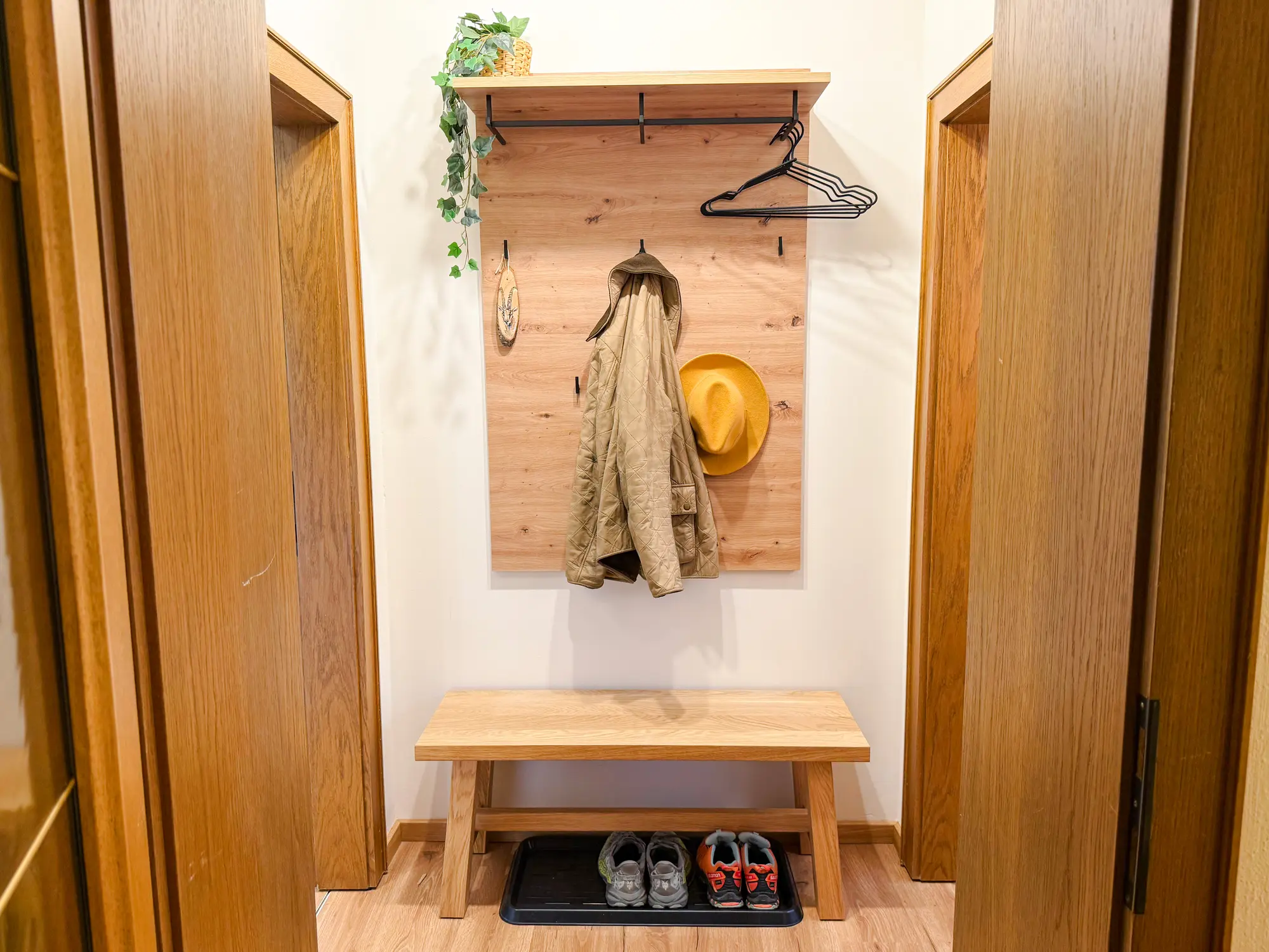 Garderobe bij de entree van Steinbock