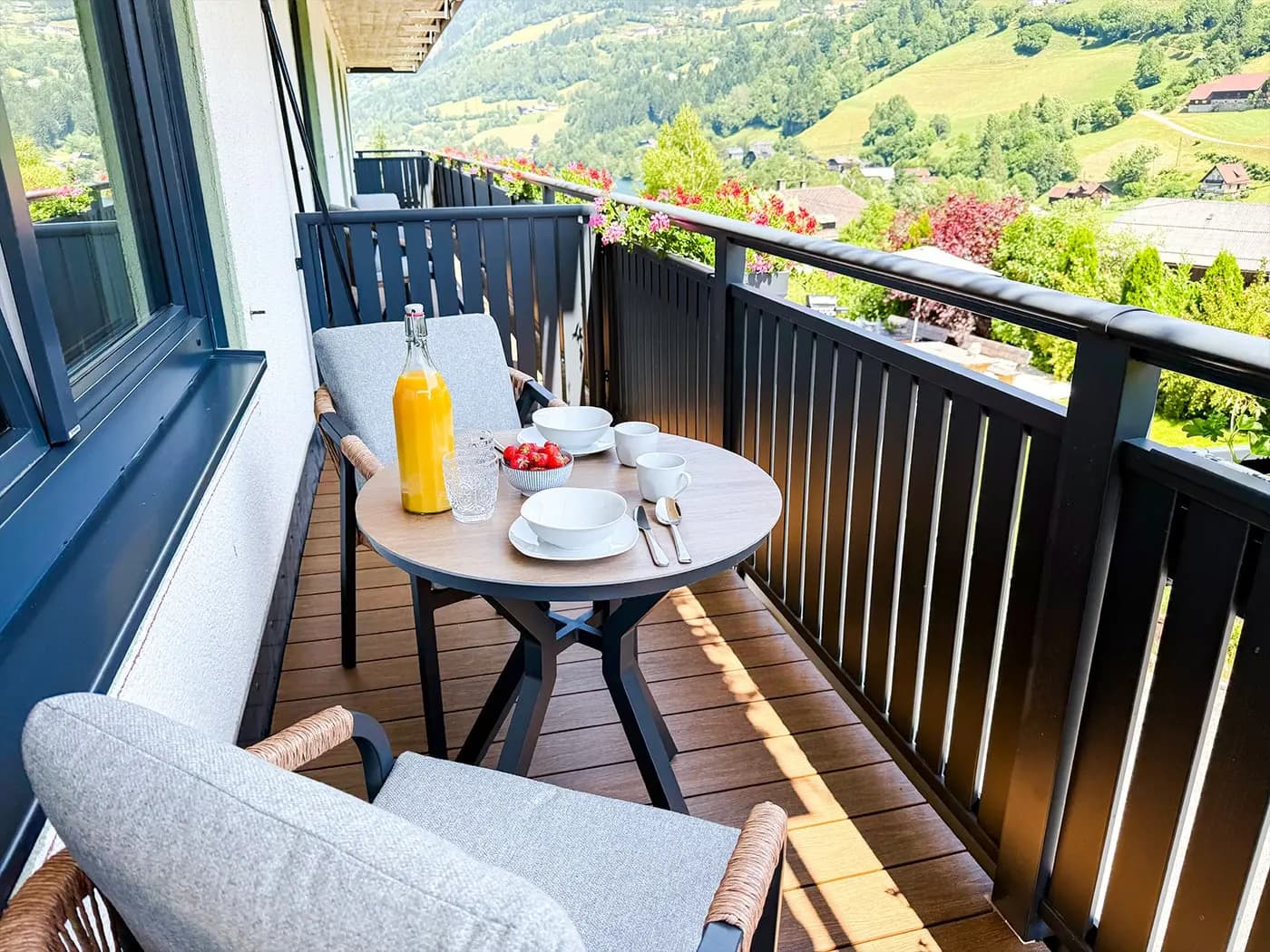 Sitzecke am Balkon mit Blick über das grüne Tal