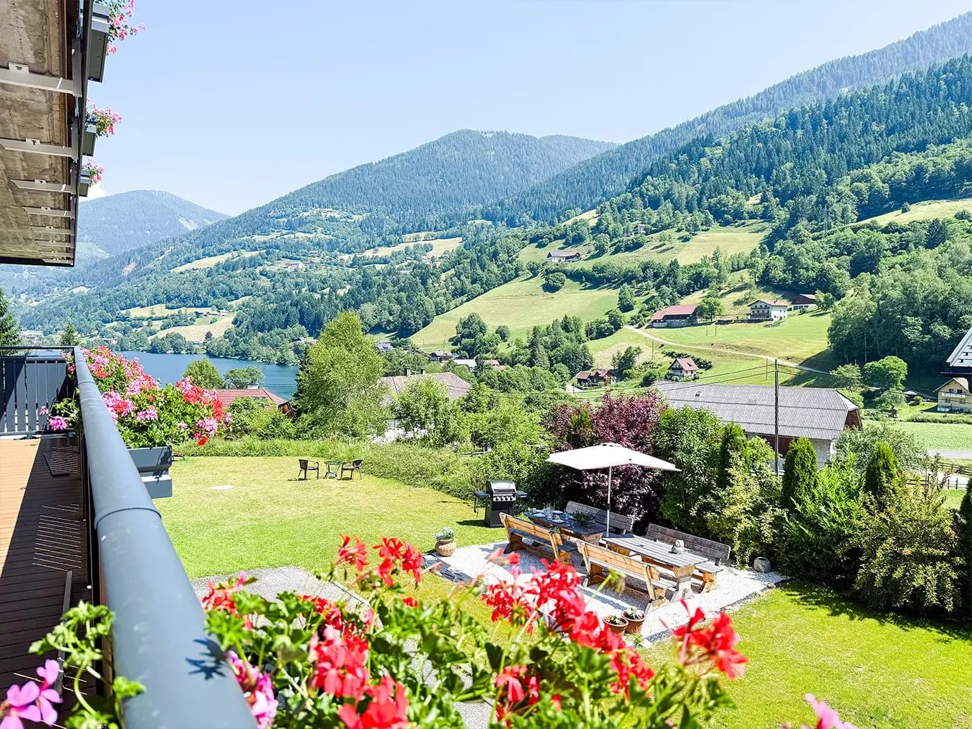 Uitzicht op de bergwanden rond het dal