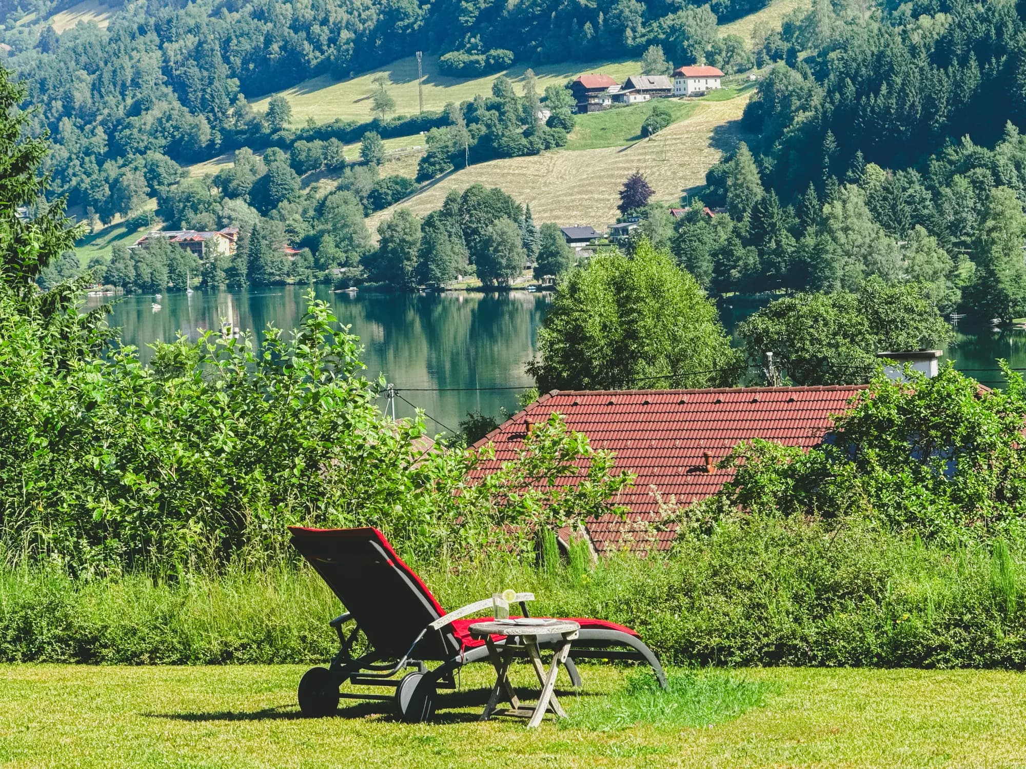 Der Garten von Berghaus Seeblick im Sommer
